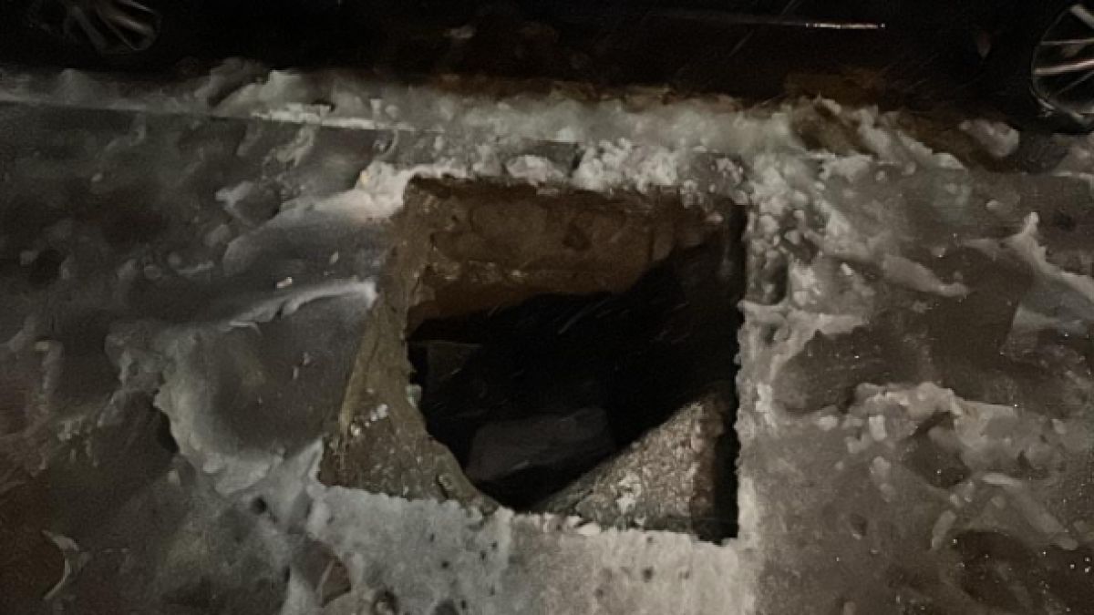 Шок! Русенец пропадна в дупка, докато почиства колата си СНИМКИ