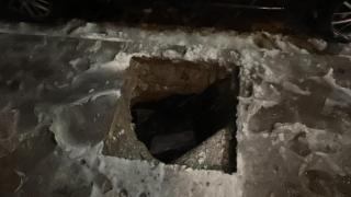 Шок! Русенец пропадна в дупка, докато почиства колата си СНИМКИ