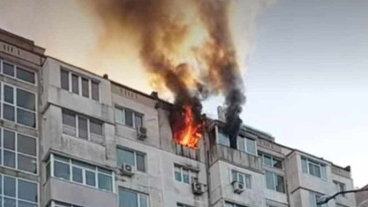 Гъст черен дим погълна блок в кв. "Владиславово" във Варна, страшно е