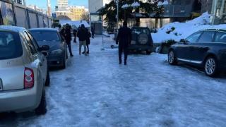 Стотици хора се изпотрошиха по ледовете в София, цифрите плашат