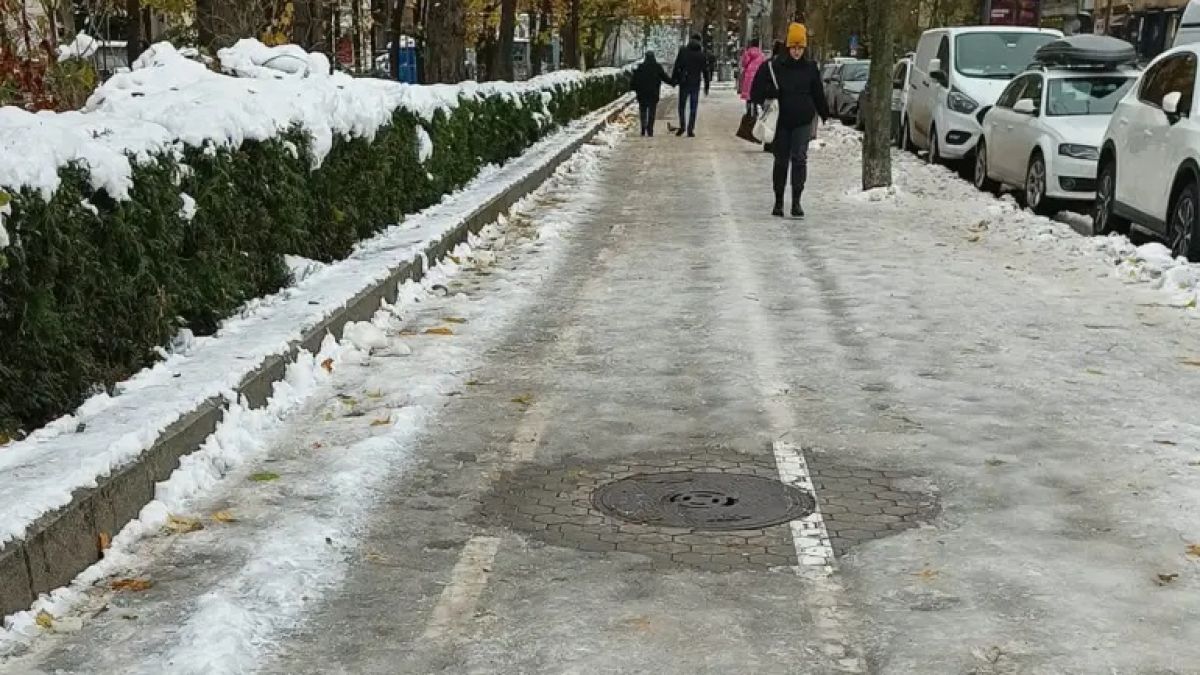 Леденият ад в София продължава, столичани се изпотрошиха