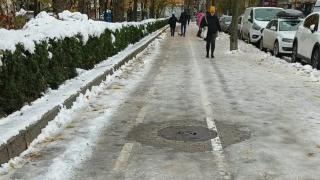 Леденият ад в София продължава, столичани се изпотрошиха