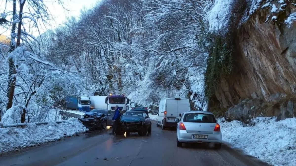 Адско автомеле в Кресненското дефиле с бус и 10 жени