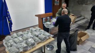 Скандални разкрития за родния държавен служител, спипан с 30 пакета дрога