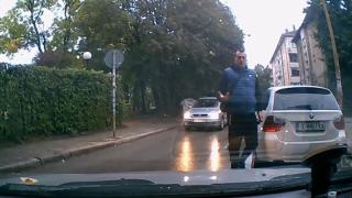 Нагъл димитровградчанин с БМВ втрещи шофьорите с това, което направи! ВИДЕО