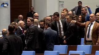 Напрежението ескалира: Депутати пред бой в парламента, спряха заседанието БЛИЦ TV