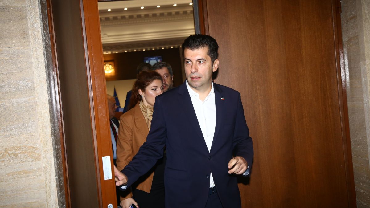 Петков потопи премиера Денков и издаде предварително голямата новина за Шенген
