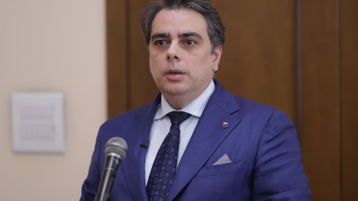 Асен Василев обясни затрудненията с бюджета, ето кого обвини
