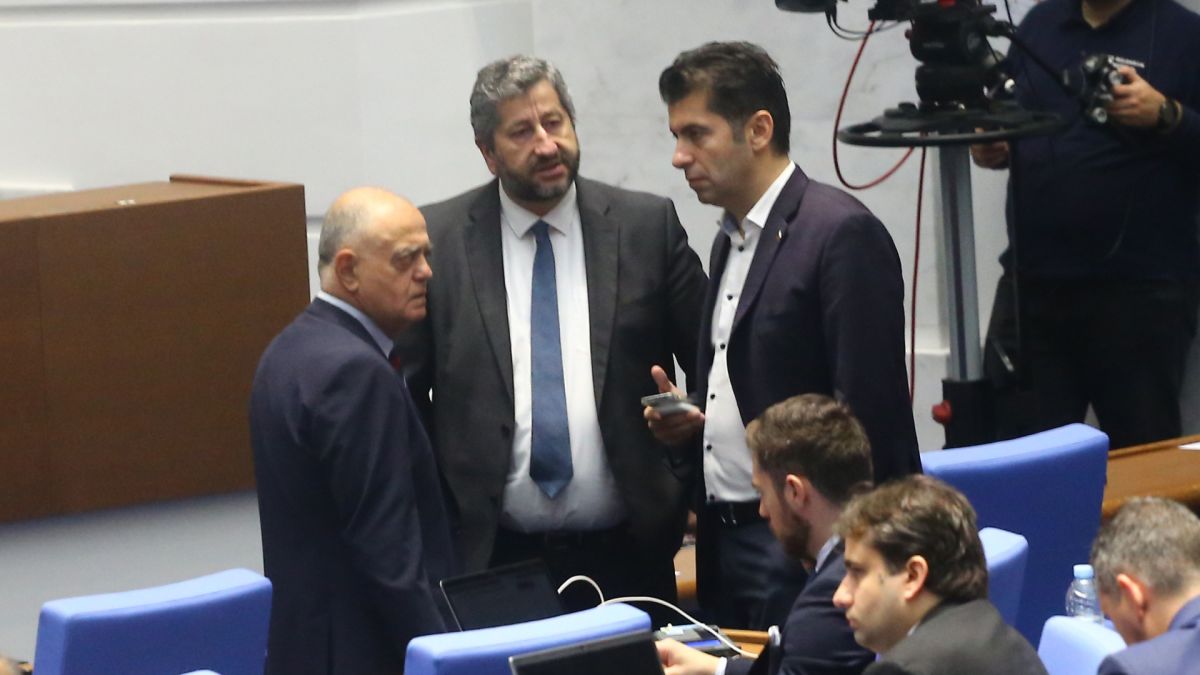 Петков с нова оферта към ГЕРБ дни преди ротацията
