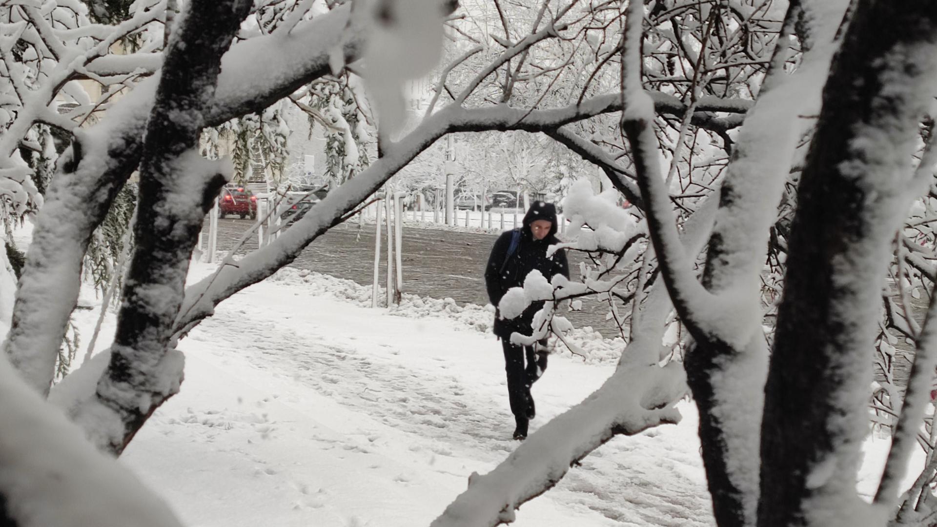 Зимата яко ни удари: Сняг трупа, шофьори са в леден капан СНИМКИ