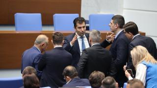 Проф. Коларова посочи как ПП са се простреляли в крака с този ход ВИДЕО