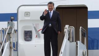 За пръв път от 5 години Си Дзинпин кацна в Париж за...