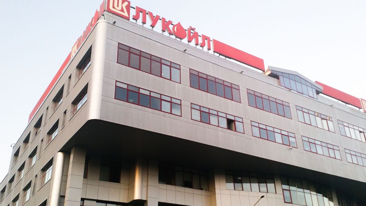 Министър Стоянов вдигна завесата зад проверката в „Лукойл“