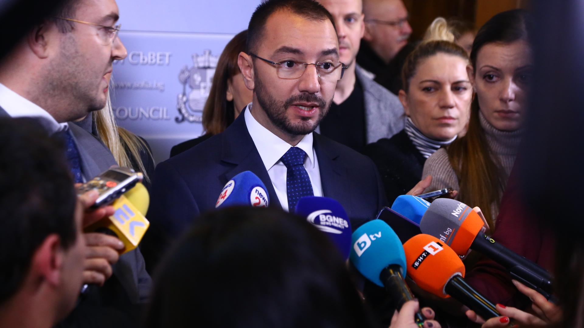 Хекимян показа тези СНИМКИ на великденската „украса“ и избухна: Сравни СО с кокошка със златните яйца