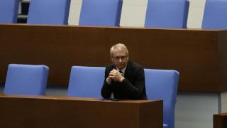 Жега в парламента: Скачат на Денков, искат му оставка, а той се отбранява като самотен воин БЛИЦ TV