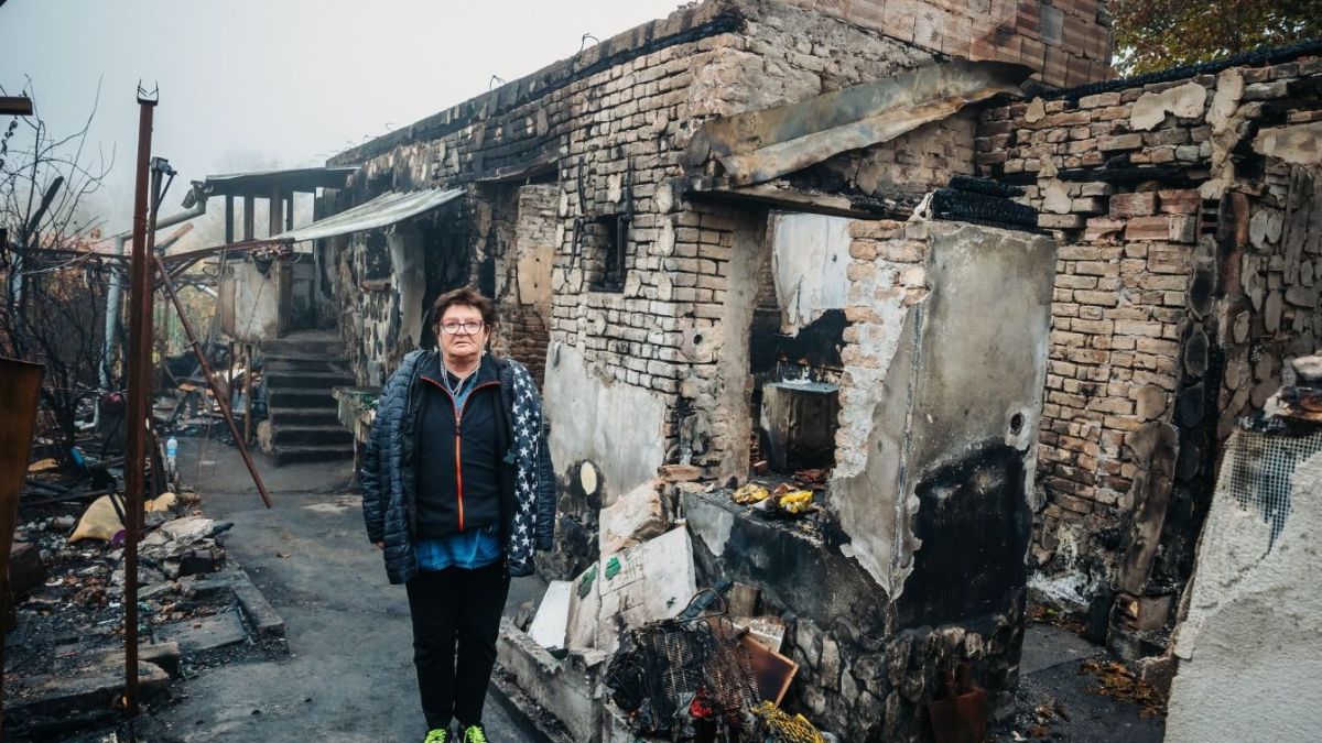 Подпалиха с пърлачка и лак за дървесина дома на лекарка