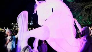 Скандално и грозно: Терзиев окичи София с призраци и розови еднорози за Коледа СНИМКИ