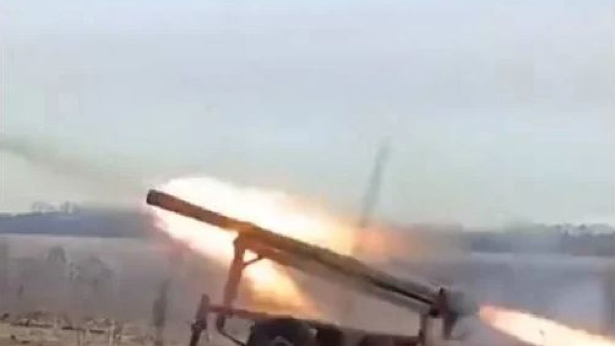 ВИДЕО от войната: „Зареждане с крак“ на самоделна украинска РСЗО беше уловено от камера