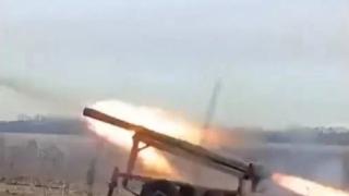 ВИДЕО от войната: „Зареждане с крак“ на самоделна украинска РСЗО беше уловено от камера