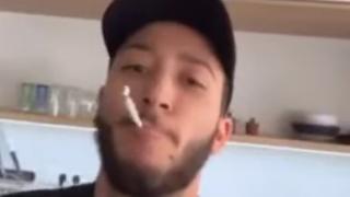 С джойнт и среден пръст! Лоренцо със скандално ВИДЕО 18+ след ареста