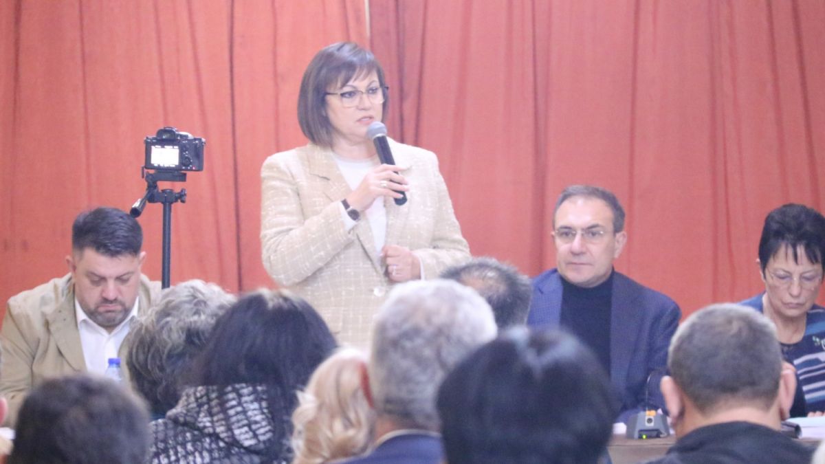 Нинова пред кметове и общински съветници: Сглобката държи като заложник цял един народ