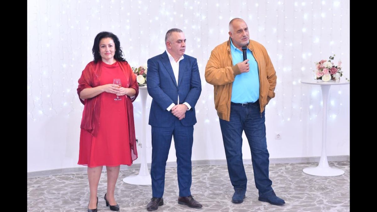 Борисов показа тези СНИМКИ, ял е торта с отличници в Сливен, заради...