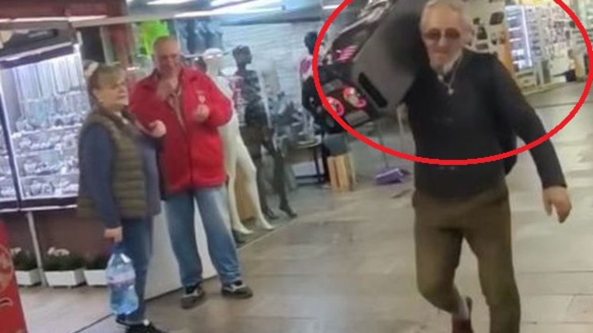 Всички в Пловдив гледат този елегантен възрастен мъж, нарамил... ВИДЕО
