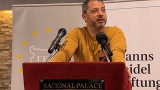 Добрев с изненадващо обяснение защо Асен Василев не мига, призова колегите си да не го гледат в очите ВИДЕО