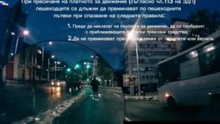 Инфарктно ВИДЕО! Пешеходец се вмъкна между автобус, кола и камион, а после...