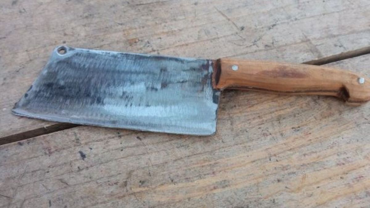 Мъж бе съсечен със сатър - чудовищно зверство в Лом