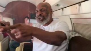 Пияният пътник, пребит от Майк Тайсън в самолет, иска половин милион обезщетение