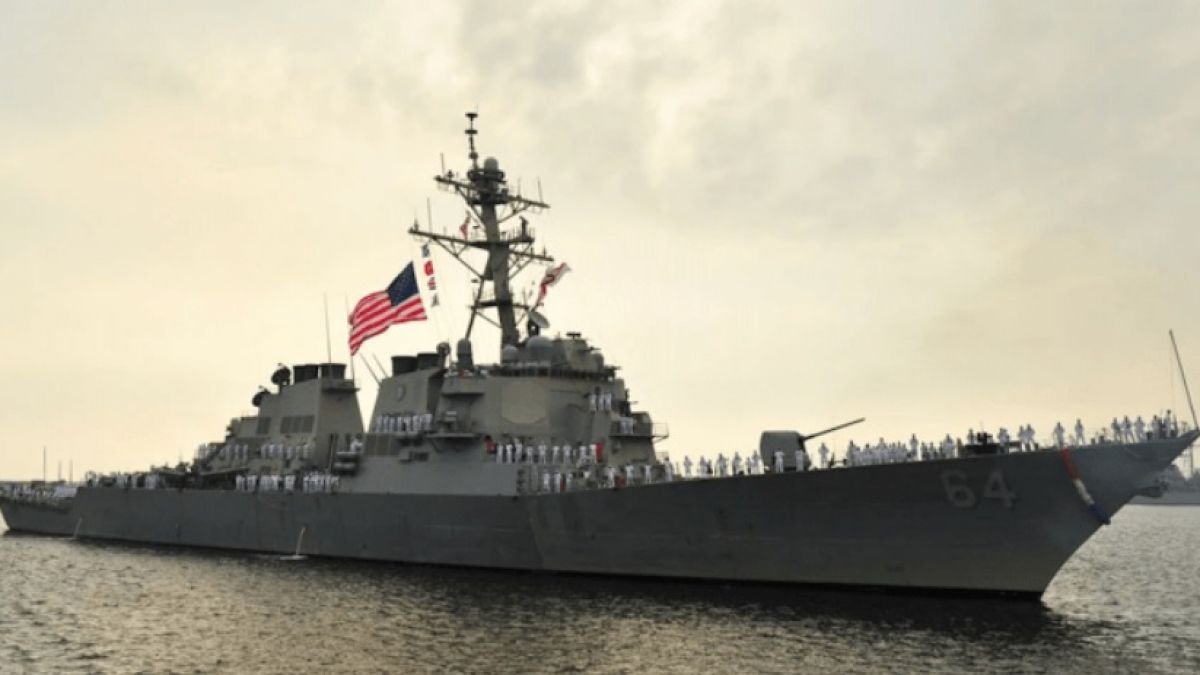 Напрежение в Червено море: Ракети и дронове полетяха срещу US есминеца "Карни" и търговски кораби