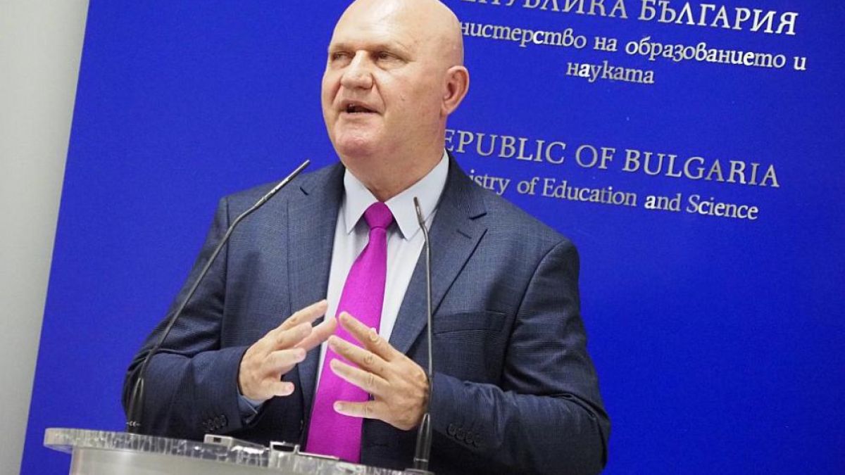 Просветният министър ще представи мерки за промени в обучението на учениците