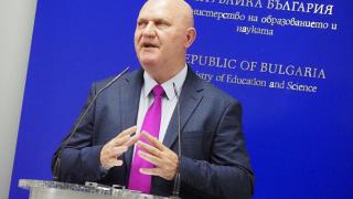 Просветният министър ще представи мерки за промени в обучението на учениците