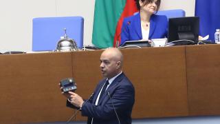 На нож в НС: Свиленски спретна шоу на депутатите, подпука и Асен Василев НА ЖИВО