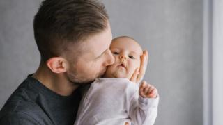 Млад татко проплака: Жена ми роди в кома, а когато се събуди...