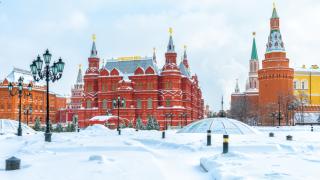 Москва падна в снежен капан, 135 000 се борят със стихията
