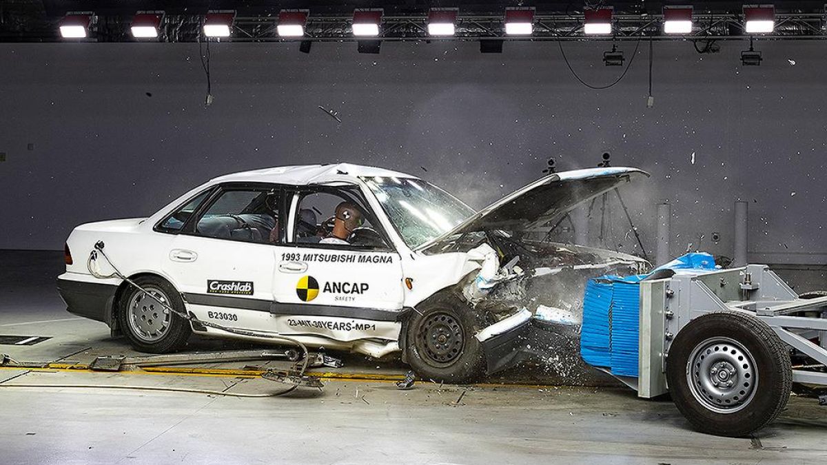 Краш тест на 30-годишно Mitsubishi показа колко сигурна е колата ВИДЕО