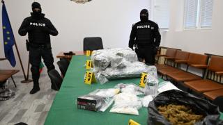 Мега акция на полицията, удариха по добричлия, а в дома му... СНИМКИ
