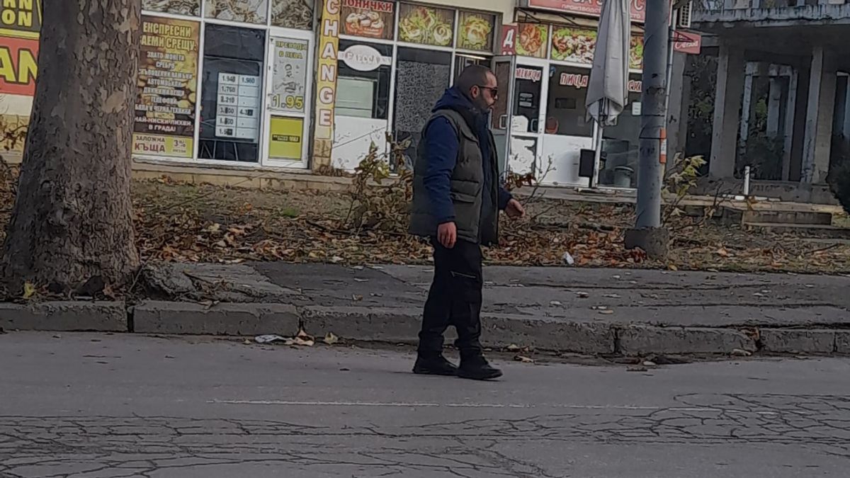 Ужас: Русенци треперят от този неадекватен мъж, стряска минувачи и...