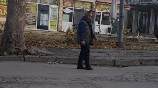 Ужас: Русенци треперят от този неадекватен мъж, стряска минувачи и...