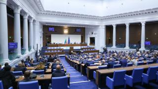 Горещ ден в НС, депутатите нищят...