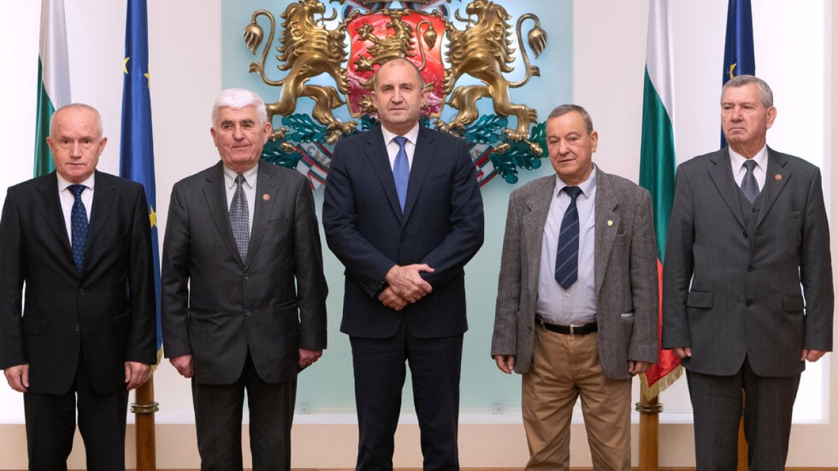Радев със силни думи за БГ армията, призова политиците да...