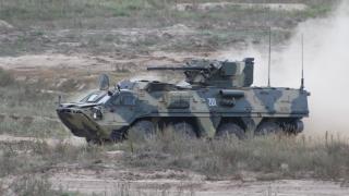 Украински БТР се опита да избяга на противников дрон, но попадна на... ВИДЕО