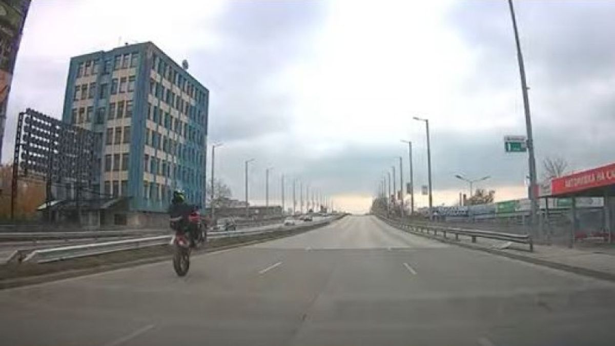 Пловдивчани цъкат с език, моторист им събра очите с опасна маневра ВИДЕО