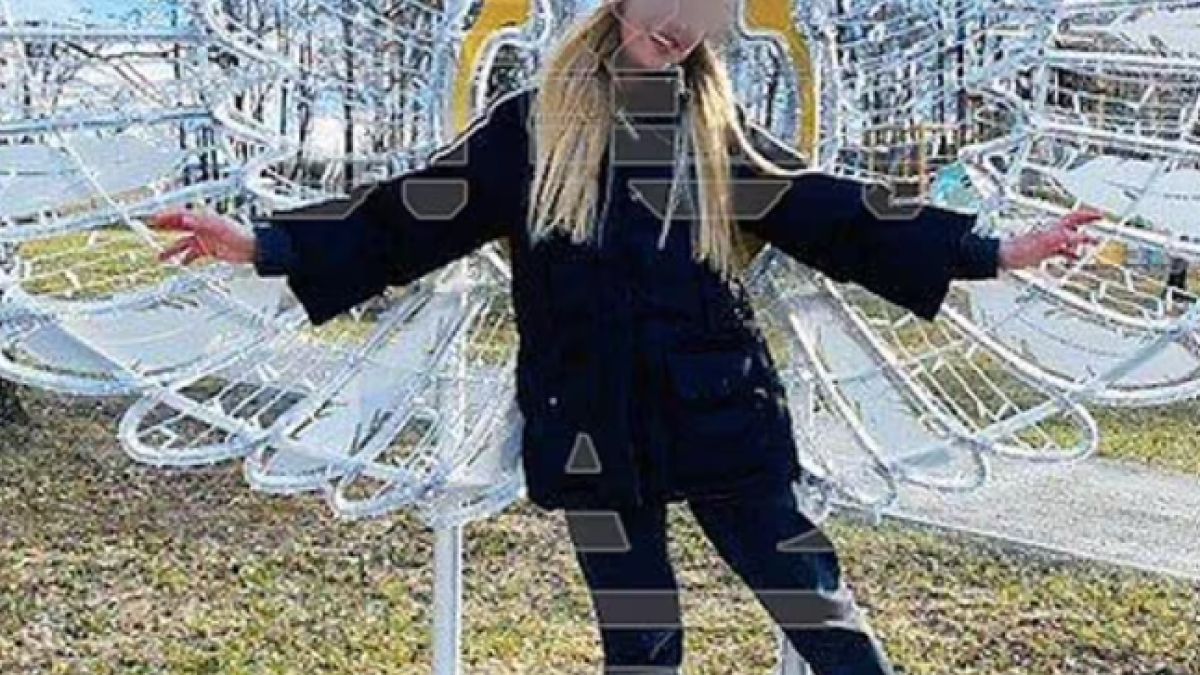 Палавата Валерия прави орален секс с непознат пътник в самолета, той се дърпал, но после... ВИДЕО 18+