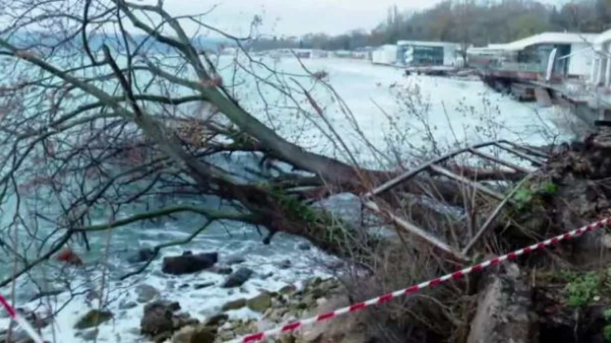 Нещо страшно се случи във Варна, морето "изяжда"... ВИДЕО
