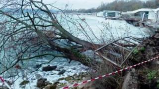 Нещо страшно се случи във Варна, морето "изяжда"... ВИДЕО
