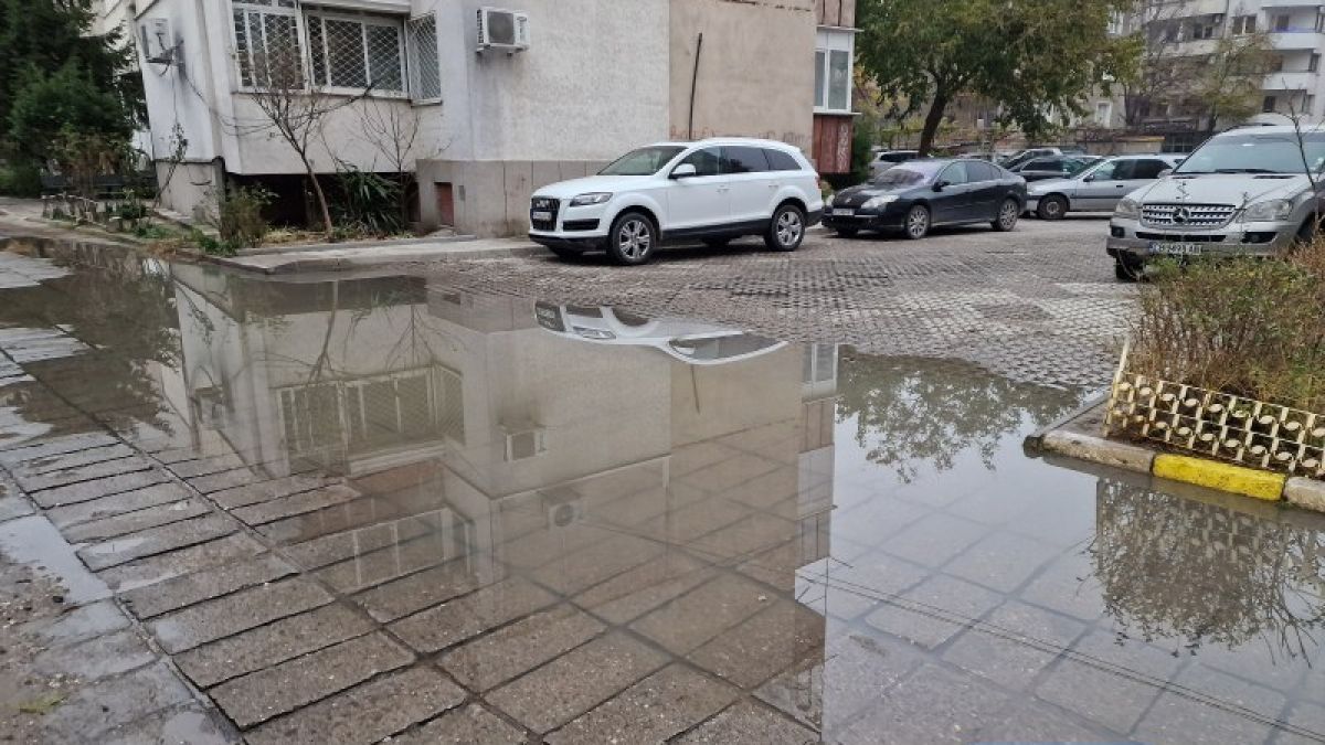 Кафяво езеро погълна улица в Пловдив, тези СНИМКИ ще ви смаят
