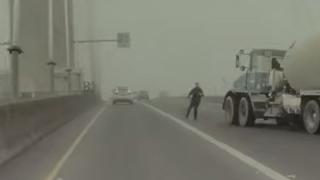 Брутално ВИДЕО: Такова чудо на магистрала не сте виждали, мъж изскочи пред камион и...